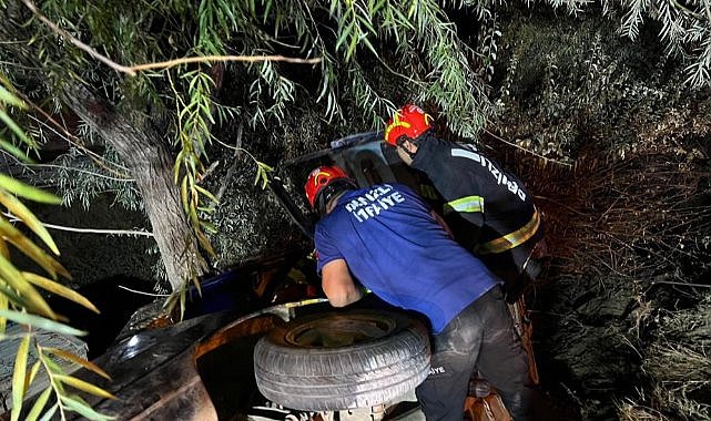 Feci kaza! Araç ağaca asılı kaldı