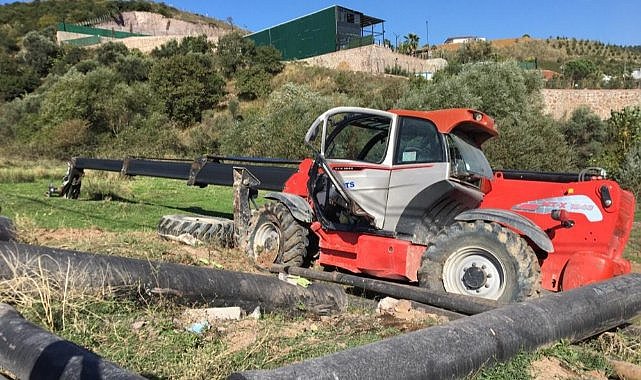 Freni boşalan iş makinası takla attı