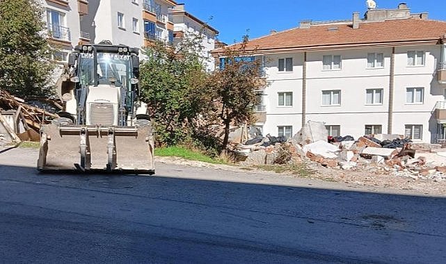 Gecekondusunu yıkmaya gelen kepçe operatörüne ateş açtı