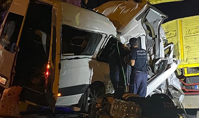 Minibüs kamyona ok gibi saplandı