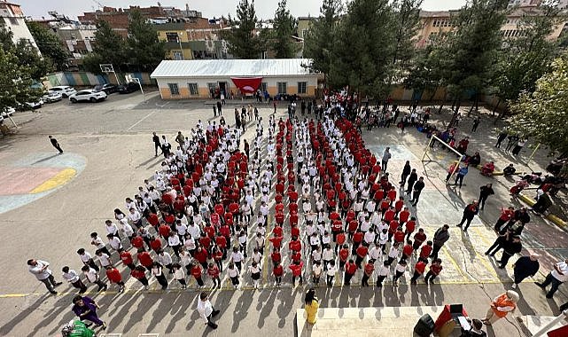 Öğrencilerden Cumhuriyeti koreografisi