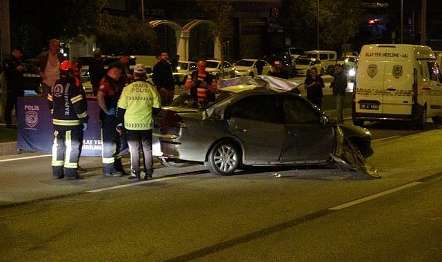    Otomobil tırın dorsesine çarptı: 1 ölü  