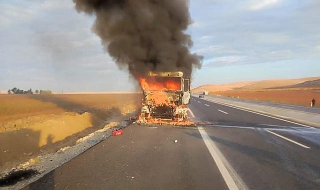 Seyir halindeki kamyon alev aldı