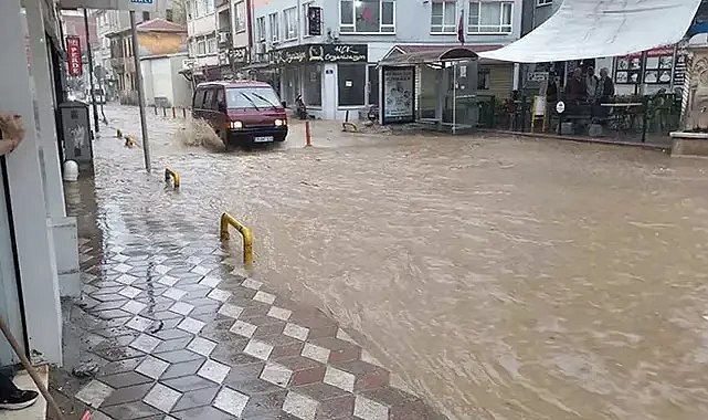 5 dakikalık sağanak, caddeyi dereye çevirdi