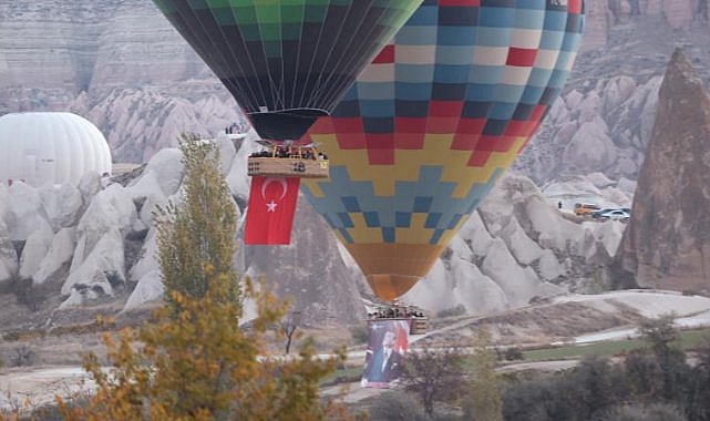 Balonlar Atatürk posteriyle uçtu