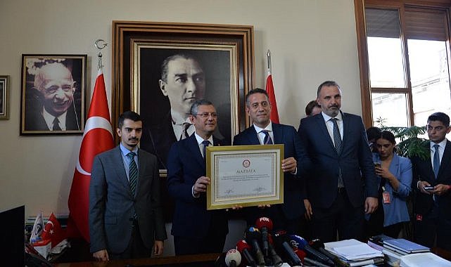 CHP Genel Başkanı Özel mazbatasını aldı  