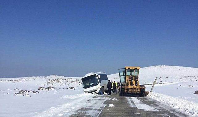 Kar nedeniyle yollar ulaşıma kapandı