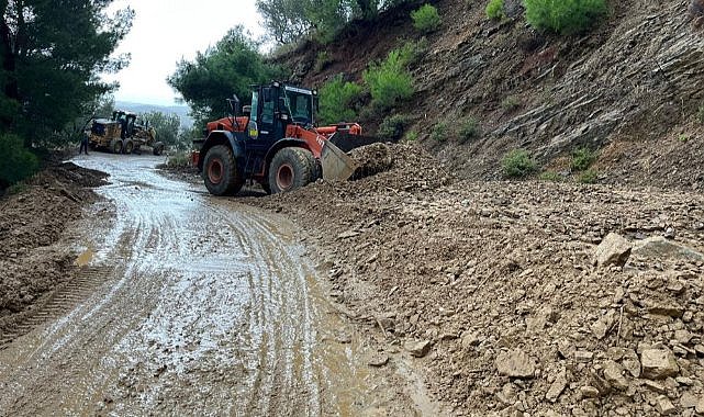  O ilde oluşan heyelan yol kapattı