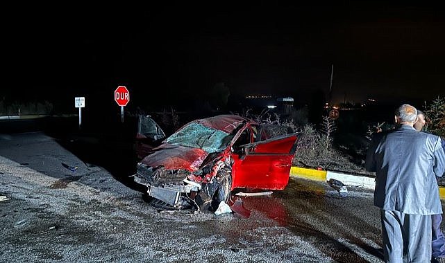 Refüje çarpan sürücü olay yerinde öldü