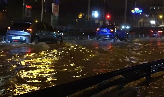 Yağan doludan aracını böyle korumaya çalıştı