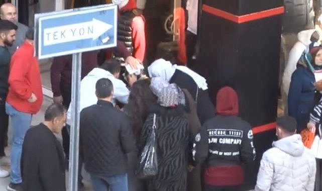 Yolda yürürken başına cam düştü