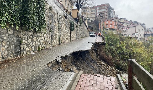 Heyelan nedeniyle hastane yolu çöktü