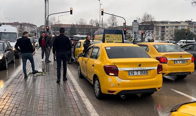 Taksi şoförünü boynundan bıçakladı  