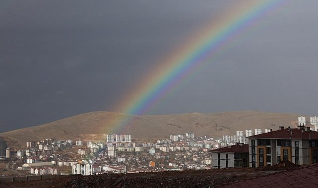 Yağmur sonrası gökkuşağı mest etti