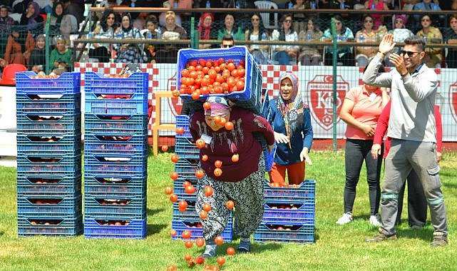 Kadınlar domates kasası yarışmasında rekorları alt üst etti!