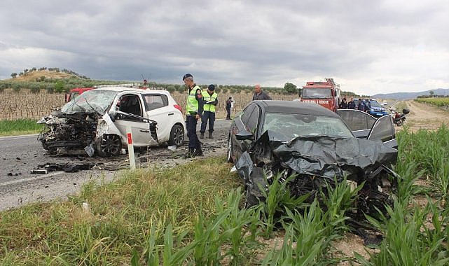 Otomobiller kafa kafaya çarpıştı