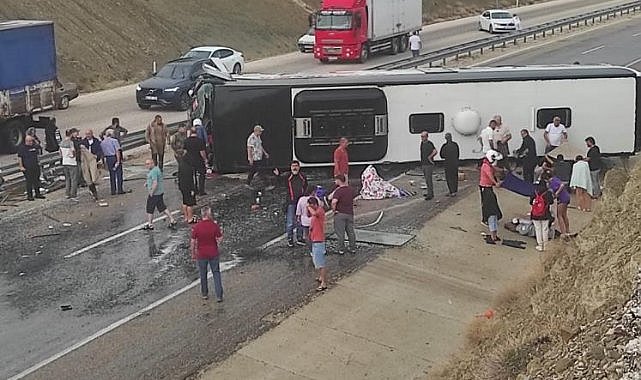 Yolcu otobüsü devrildi: Çok sayıda yaralı