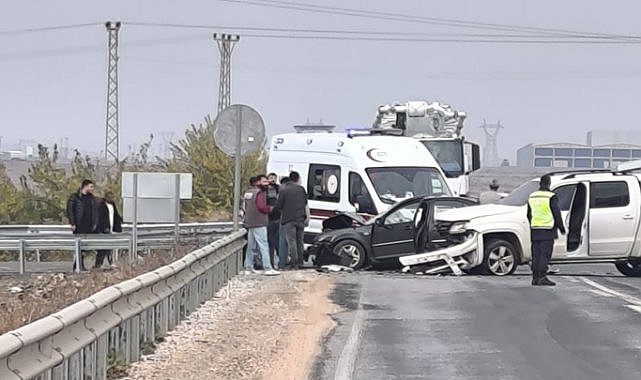 Diyarbakır'da iki araç kafa kafaya çarpıştı