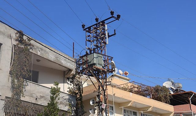 Elektrik trafosu bomba gibi patladı