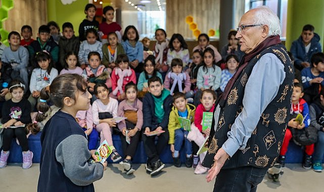 "Masal Dede", Diyarbakır'da çocuklarla buluştu