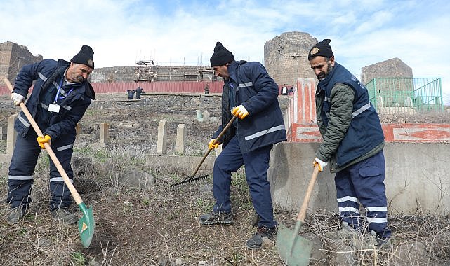 Diyarbakır'da mezarlıklar temizleniyor